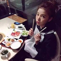 娱乐吃瓜酱姐姐摆摊,娱乐吃瓜酱姐姐的街头摆摊传奇